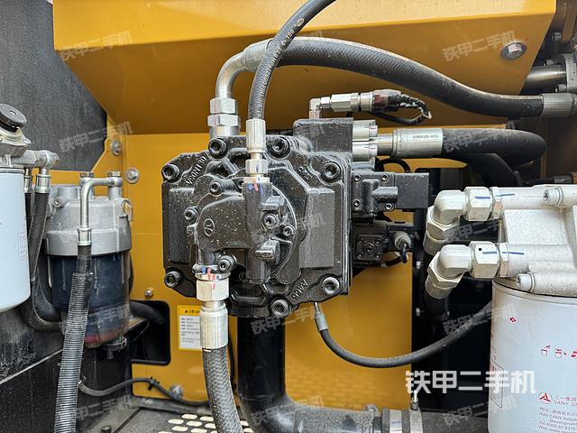 液压泵舱室正面整体（整机外观）