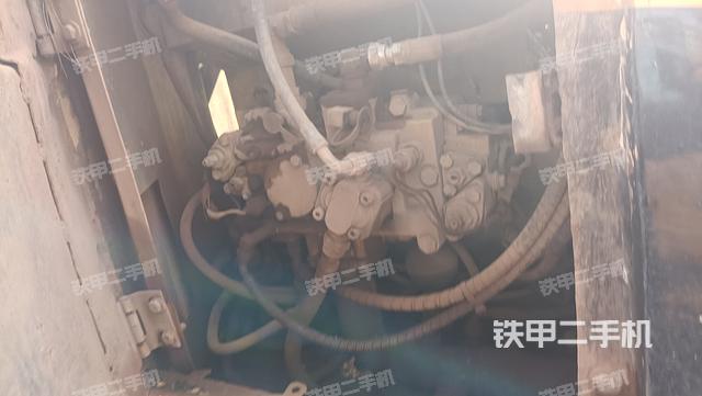 液压泵舱室正面整体（整机外观）