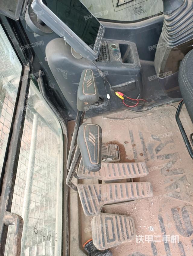 行走控制手柄和踏板 俯拍（驾驶室部分）