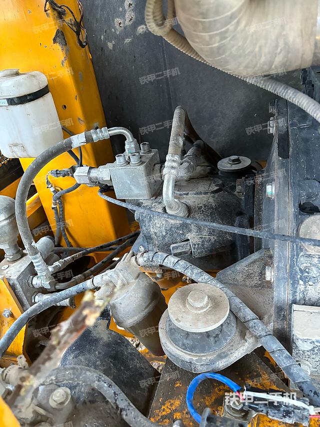 液压泵舱室正面整体（整机外观）