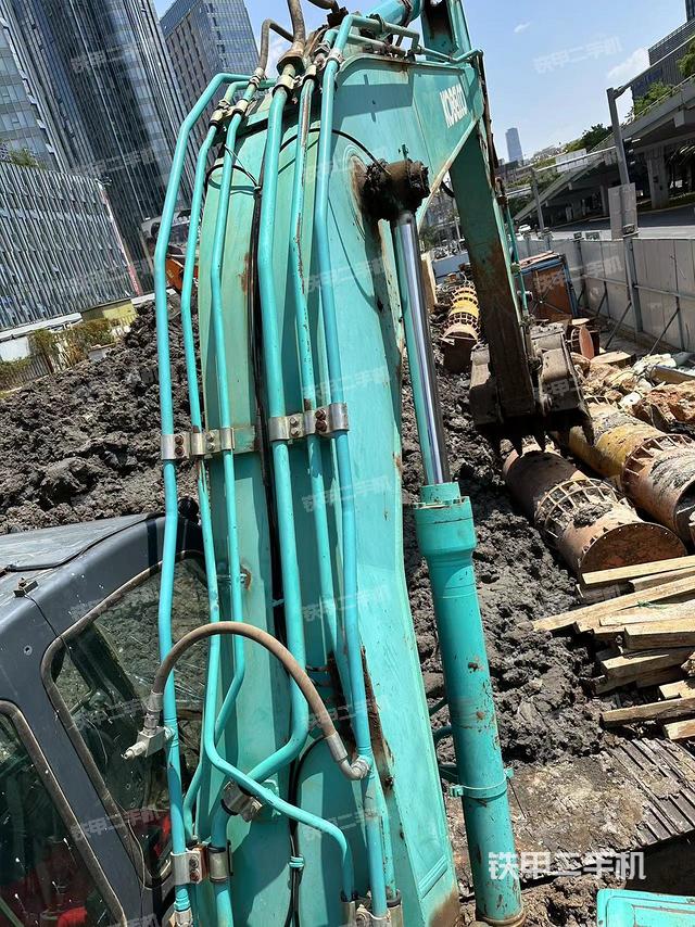 驾驶室顶部（整机外观）