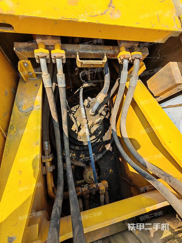 回转马达和主控阀（整机外观）