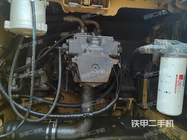 液压泵舱室正面整体（整机外观）