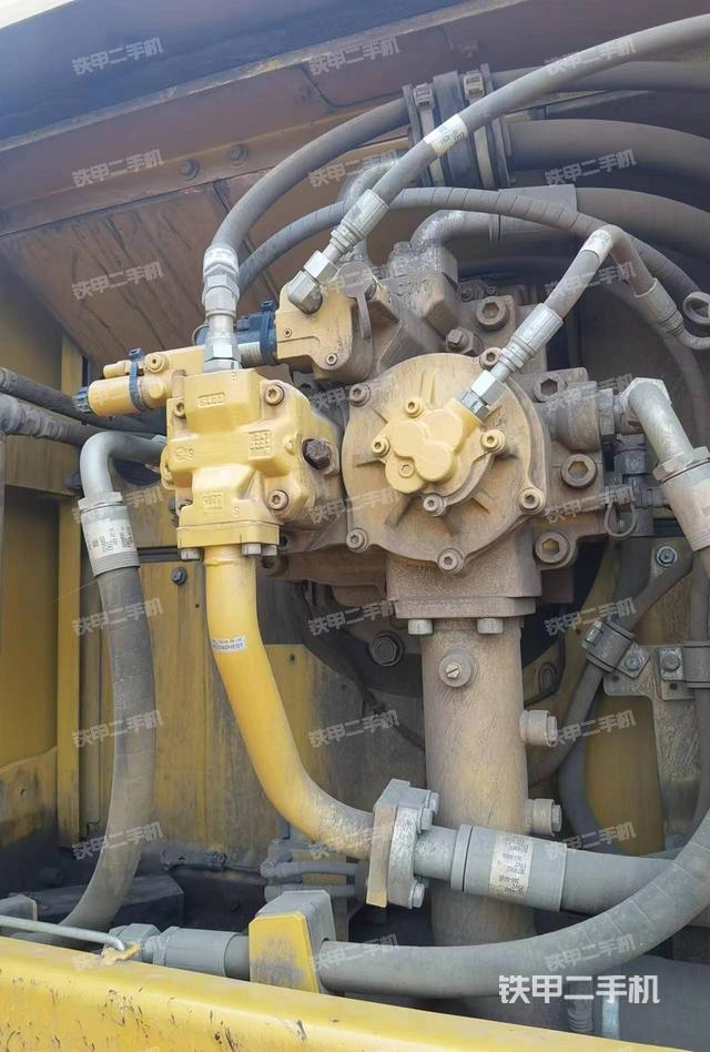 液压泵舱室正面整体（整机外观）