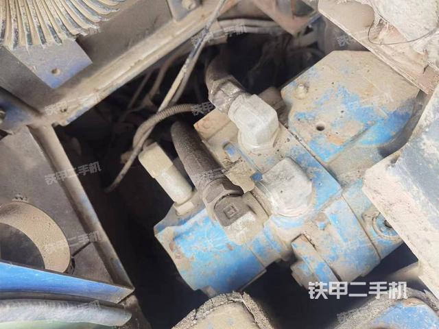 液压泵舱室正面整体（整机外观）