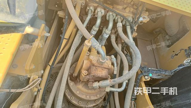 回转马达和主控阀（整机外观）