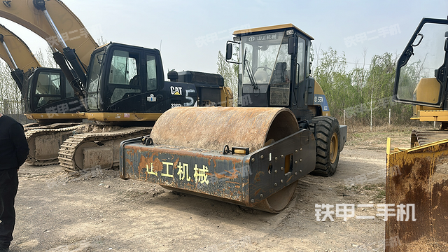山工SEM8222压路机
