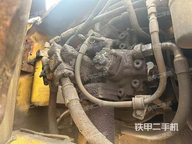 液压泵舱室正面整体（整机外观）