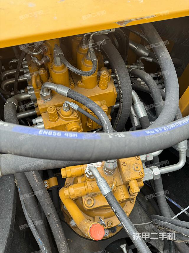 回转马达和主控阀（整机外观）