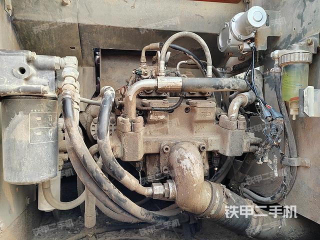 液压泵舱室正面整体（整机外观）