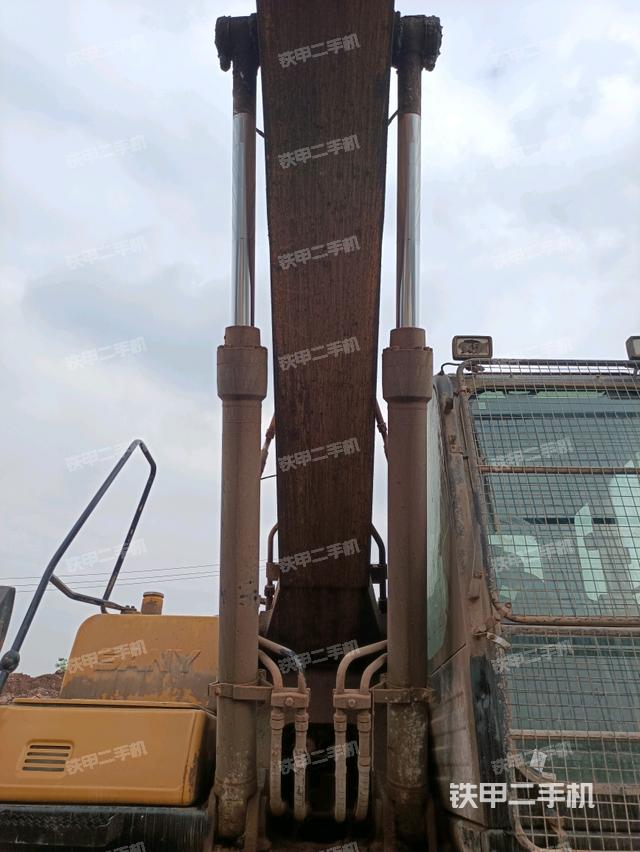 大臂油缸整体 竖拍（工作和回转装置）