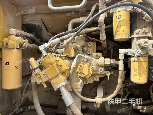 液压泵舱室正面整体（整机外观）