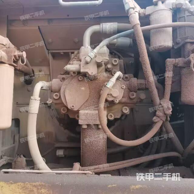 液压泵舱室正面整体（整机外观）