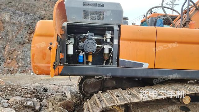 液压泵舱室正面整体（整机外观）