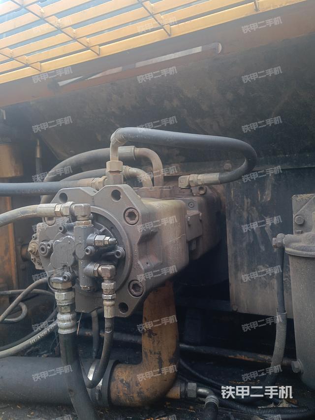 液压泵舱室正面整体（整机外观）