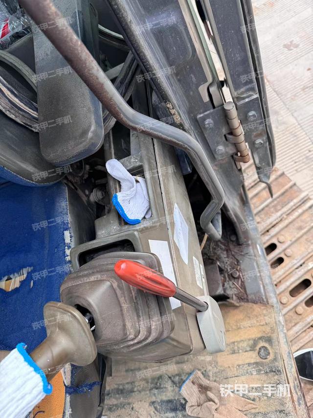 座椅左侧控制台/音响/含左手柄（驾驶室部分）