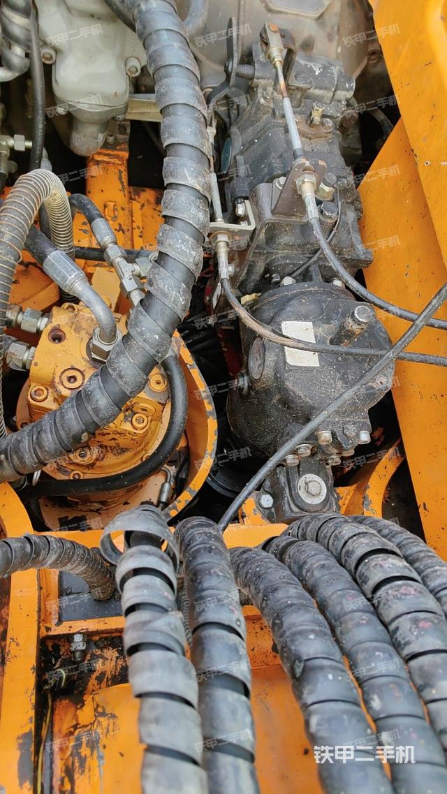 回转马达和主控阀（整机外观）