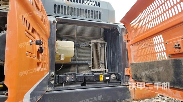 回转马达和主控阀（整机外观）