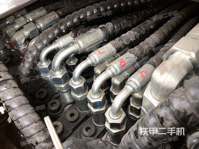 回转马达和主控阀（整机外观）