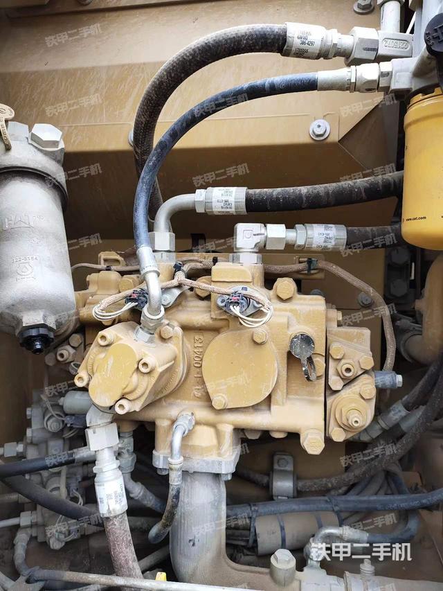 液压泵舱室正面整体（整机外观）