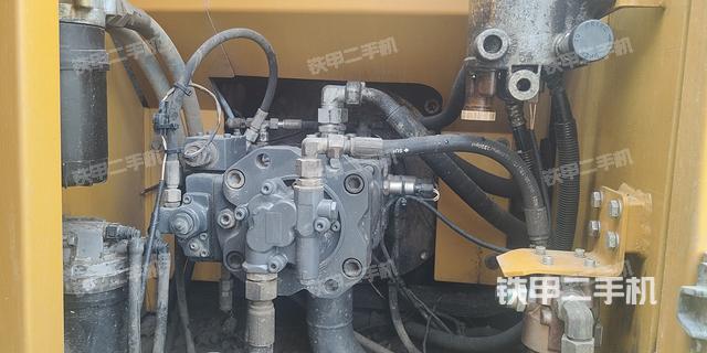 液压泵舱室正面整体（整机外观）