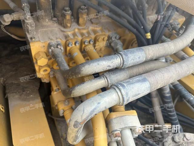 回转马达和主控阀（整机外观）