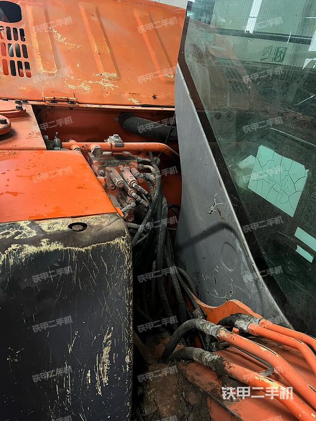 回转马达和主控阀（整机外观）