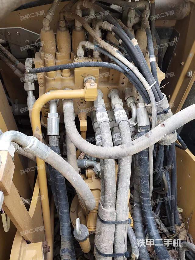 回转马达和主控阀（整机外观）