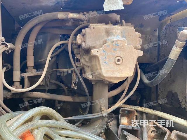 液压泵舱室正面整体（整机外观）