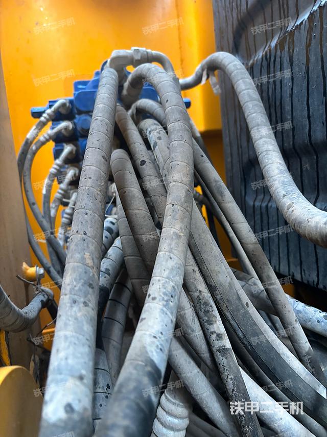 回转马达和主控阀（整机外观）