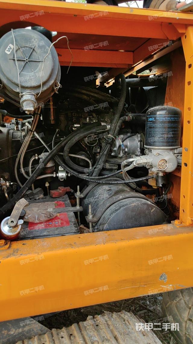 液压泵舱室正面整体（整机外观）