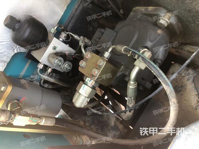 液压泵舱室正面整体（整机外观）