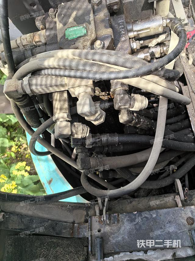 回转马达和主控阀（整机外观）