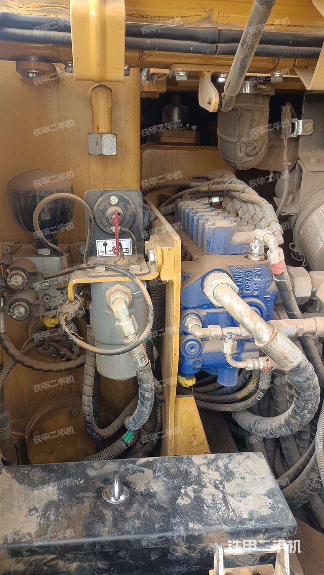 回转马达和主控阀（整机外观）