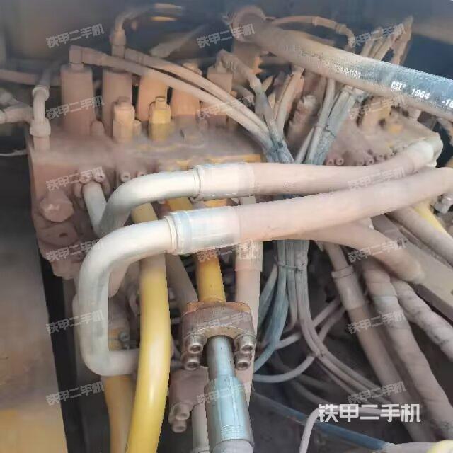 回转马达和主控阀（整机外观）