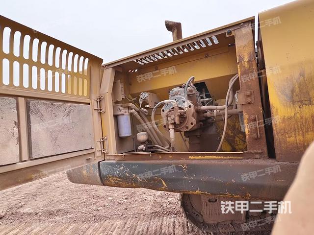 液压泵舱室正面整体（整机外观）