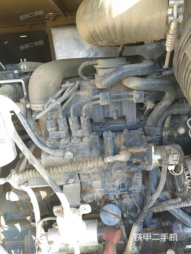 液压泵舱室正面整体（整机外观）