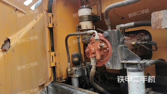 液压泵舱室正面整体（整机外观）