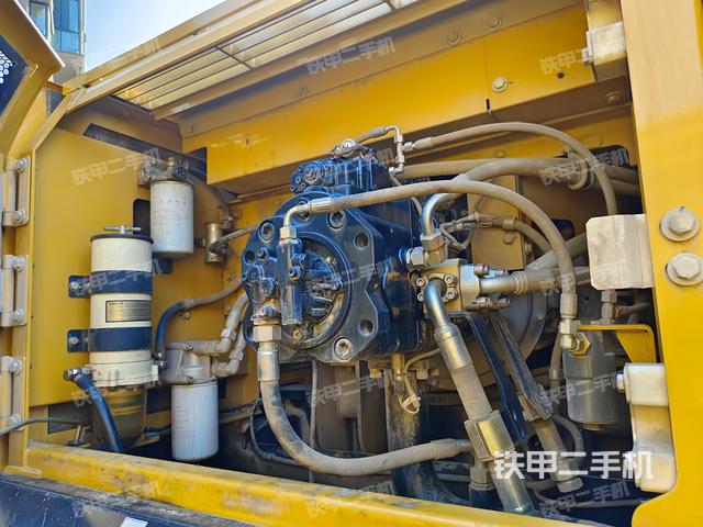 液压泵舱室正面整体（整机外观）