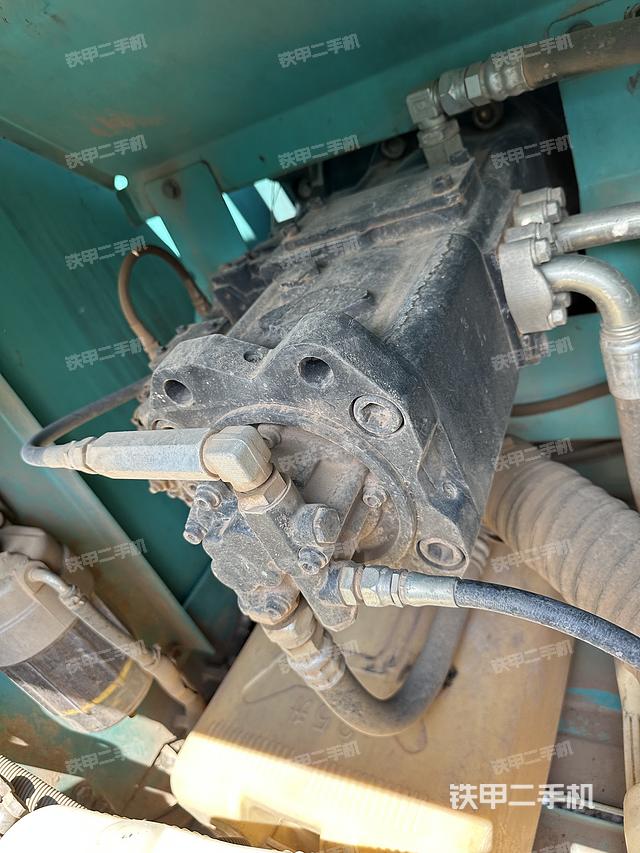 液压泵舱室正面整体（整机外观）