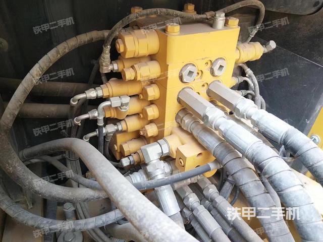 回转马达和主控阀（整机外观）