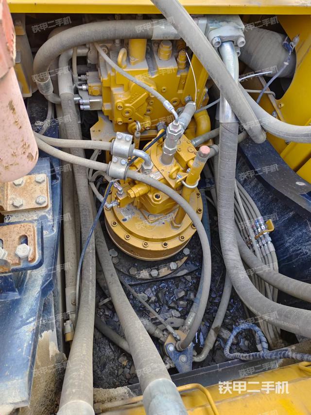 回转马达和主控阀（整机外观）