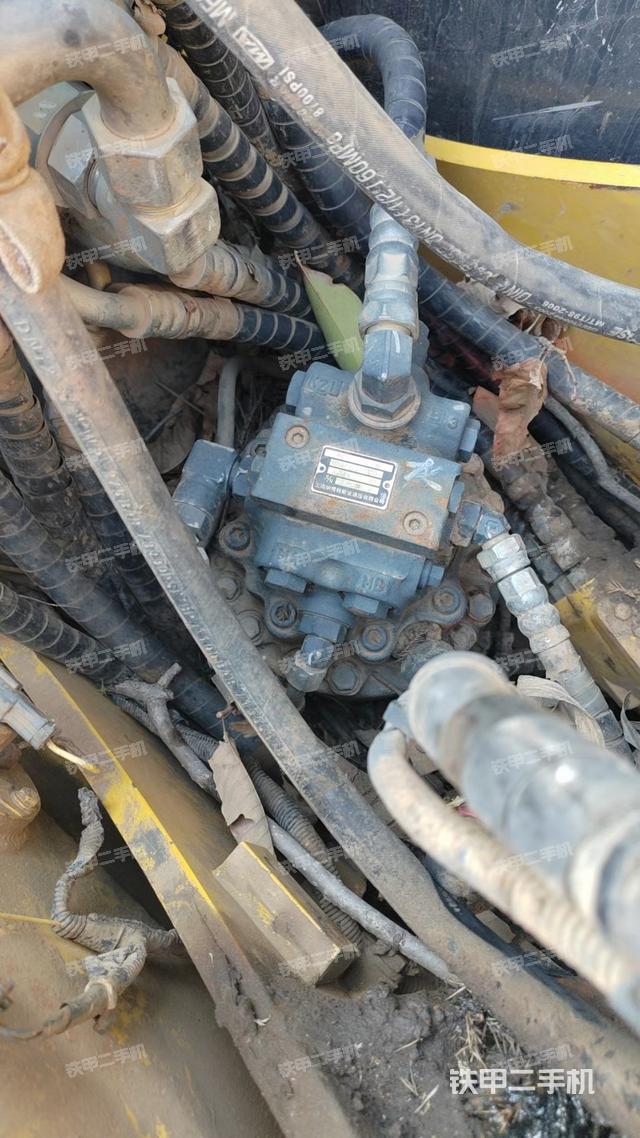 回转马达和主控阀（整机外观）