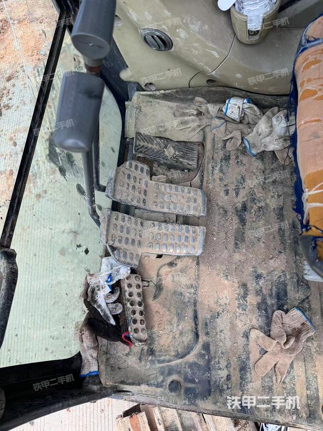 行走控制手柄和踏板 俯拍（驾驶室部分）