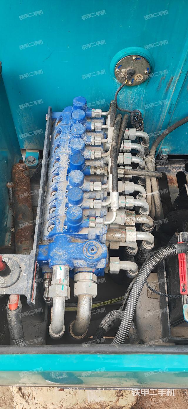 回转马达和主控阀（整机外观）