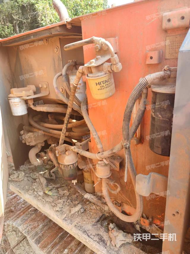 回转马达和主控阀（整机外观）