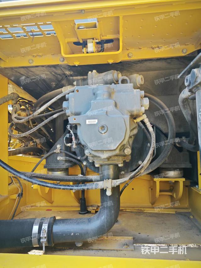 液压泵舱室正面整体（整机外观）