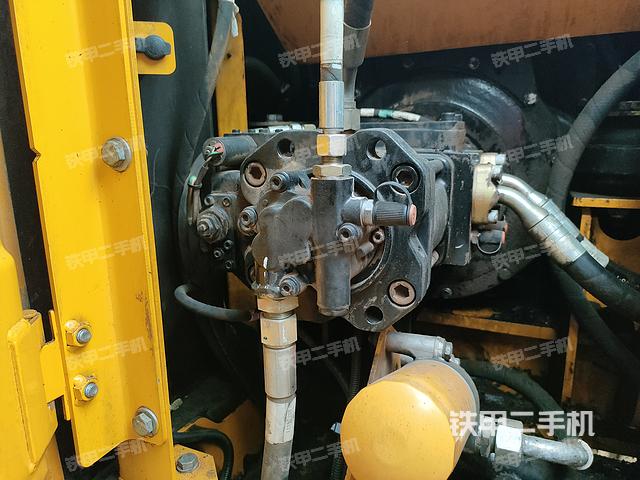 液压泵舱室正面整体（整机外观）