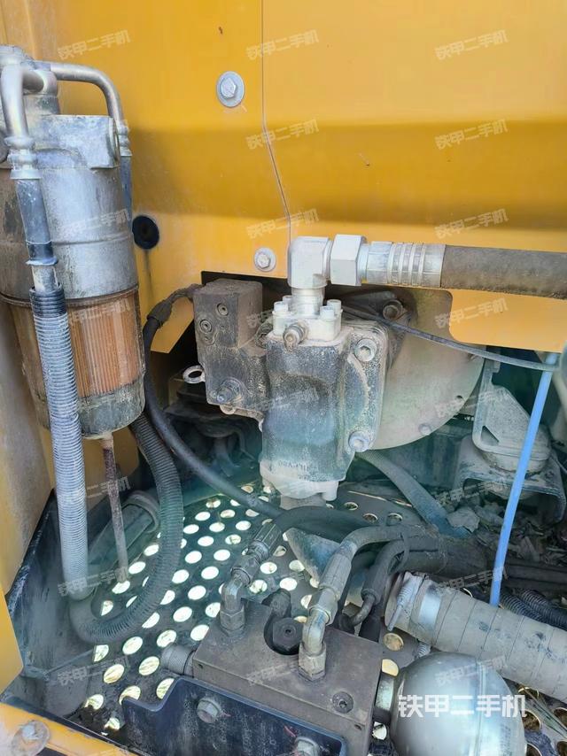 液压泵舱室正面整体（整机外观）