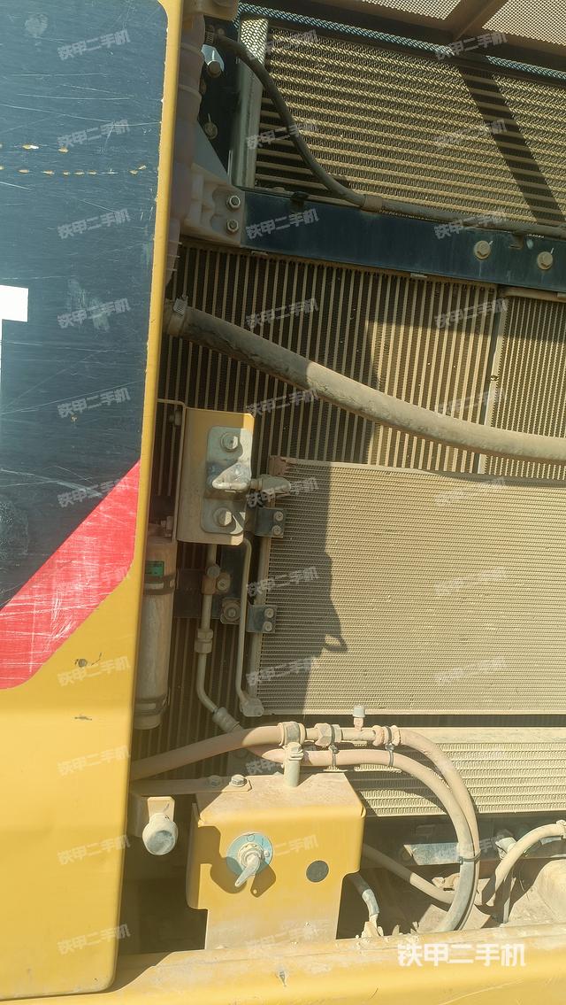 液压泵舱室正面整体（整机外观）